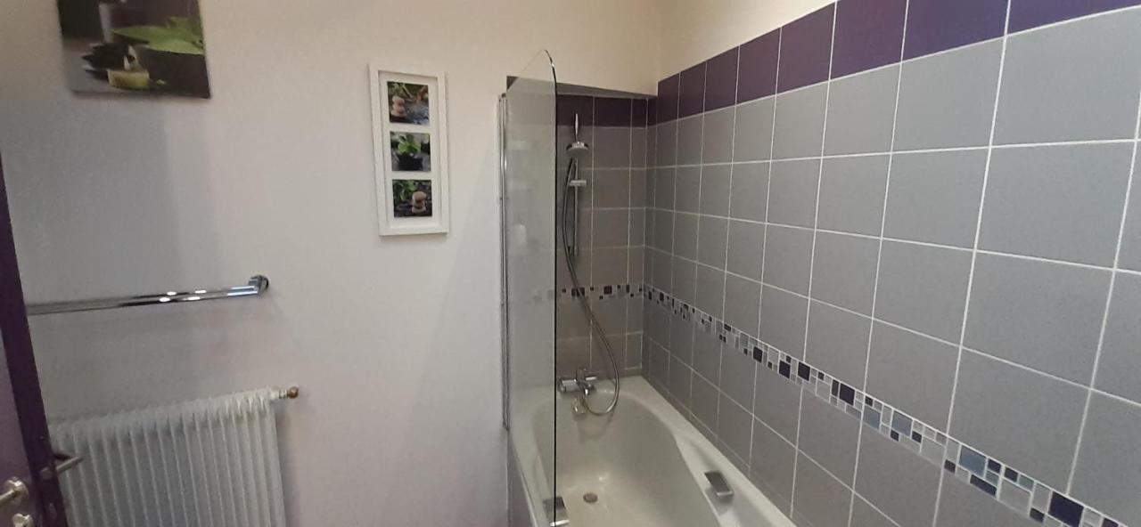 La Tour De Flandre Apartment Rousseloy Bagian luar foto